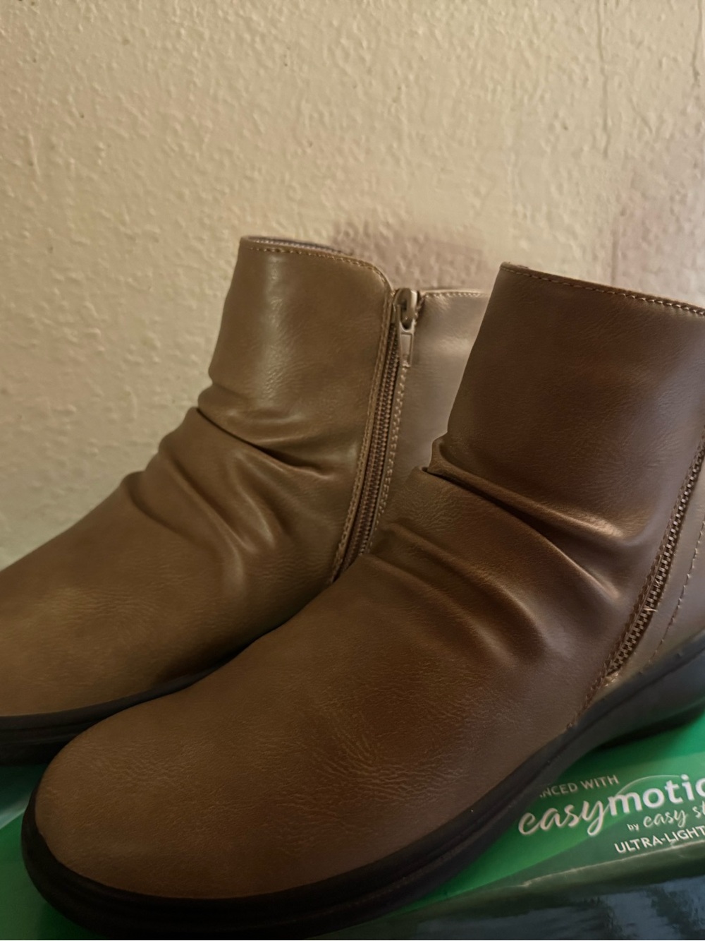 Easy Spirit LYRA ankle boots in taupe. Size 6W. NIB.